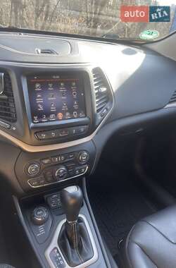 Внедорожник / Кроссовер Jeep Cherokee 2015 в 