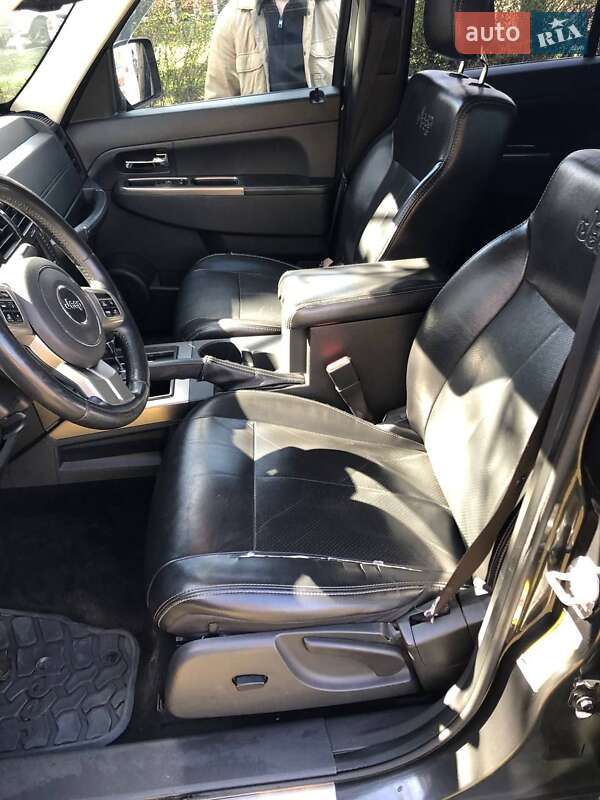 Внедорожник / Кроссовер Jeep Cherokee 2011 в Киеве