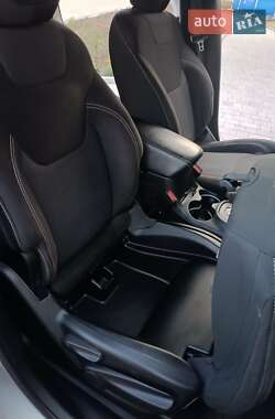 Внедорожник / Кроссовер Jeep Cherokee 2015 в 