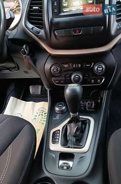 Внедорожник / Кроссовер Jeep Cherokee 2015 в 