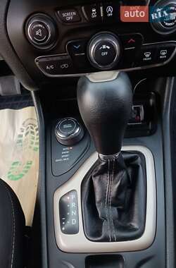 Внедорожник / Кроссовер Jeep Cherokee 2015 в 