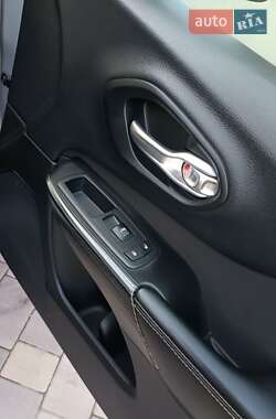 Внедорожник / Кроссовер Jeep Cherokee 2015 в 