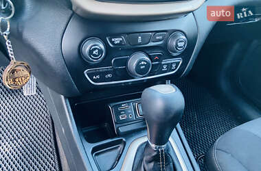 Внедорожник / Кроссовер Jeep Cherokee 2015 в 