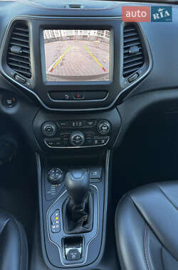 Внедорожник / Кроссовер Jeep Cherokee 2019 в 