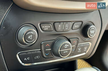 Внедорожник / Кроссовер Jeep Cherokee 2015 в 