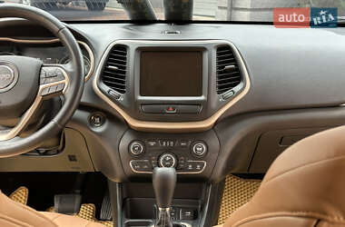 Внедорожник / Кроссовер Jeep Cherokee 2015 в 