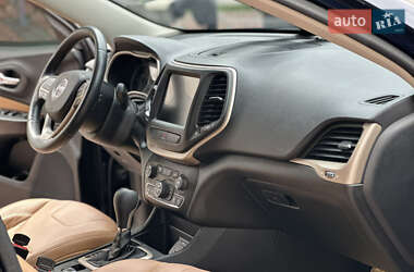 Внедорожник / Кроссовер Jeep Cherokee 2015 в 