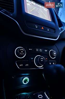 Позашляховик / Кросовер Jeep Cherokee 2020 в 