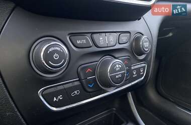 Позашляховик / Кросовер Jeep Cherokee 2018 в 