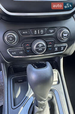 Внедорожник / Кроссовер Jeep Cherokee 2019 в 