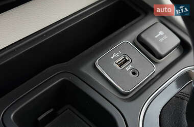 Позашляховик / Кросовер Jeep Cherokee 2019 в 
