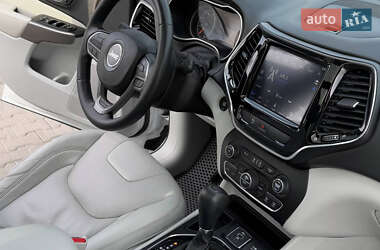 Позашляховик / Кросовер Jeep Cherokee 2019 в 