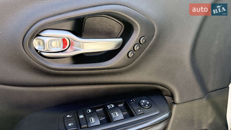 Внедорожник / Кроссовер Jeep Cherokee 2014 в Днепре