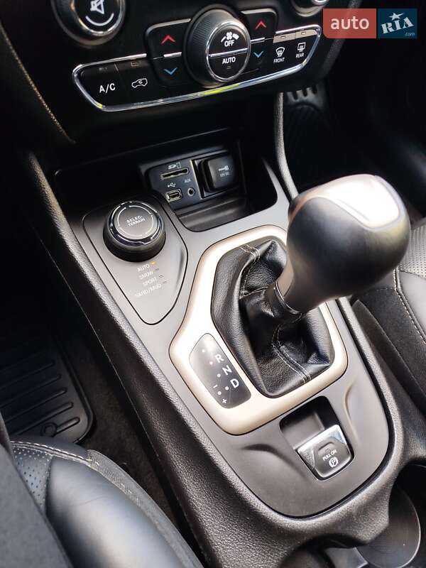 Внедорожник / Кроссовер Jeep Cherokee 2016 в Ровно