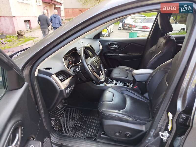 Внедорожник / Кроссовер Jeep Cherokee 2016 в Ровно