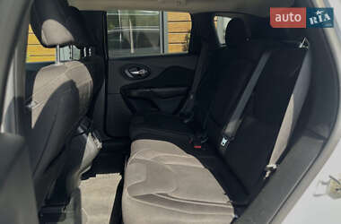 Позашляховик / Кросовер Jeep Cherokee 2015 в 