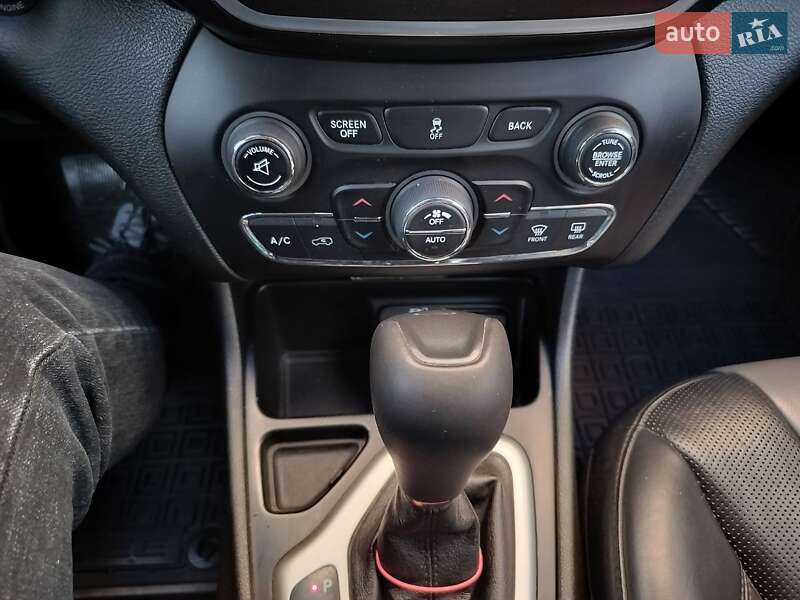 Внедорожник / Кроссовер Jeep Cherokee 2014 в Каменском