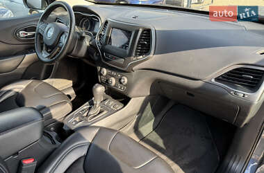 Позашляховик / Кросовер Jeep Cherokee 2019 в 