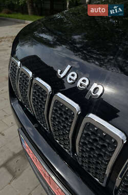Позашляховик / Кросовер Jeep Cherokee 2018 в 