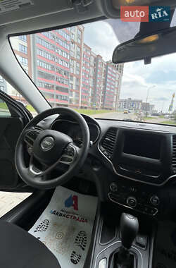 Позашляховик / Кросовер Jeep Cherokee 2018 в 