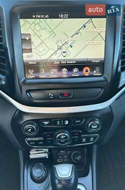 Внедорожник / Кроссовер Jeep Cherokee 2015 в 