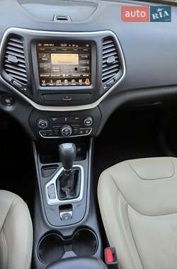 Позашляховик / Кросовер Jeep Cherokee 2016 в 