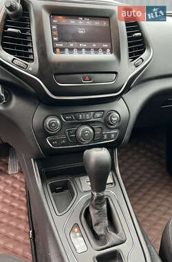 Позашляховик / Кросовер Jeep Cherokee 2018 в 