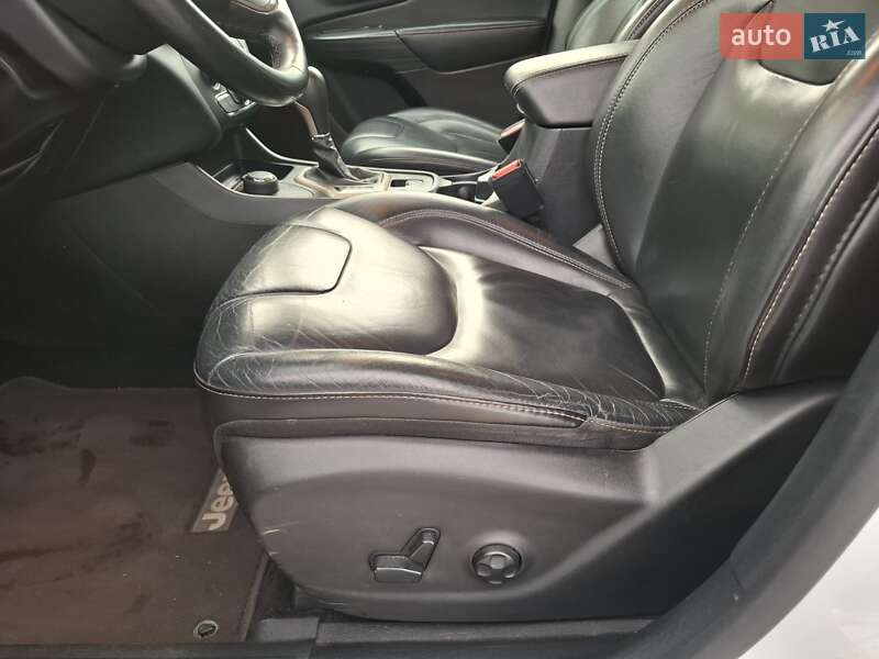 Позашляховик / Кросовер Jeep Cherokee 2015 в Чернівцях