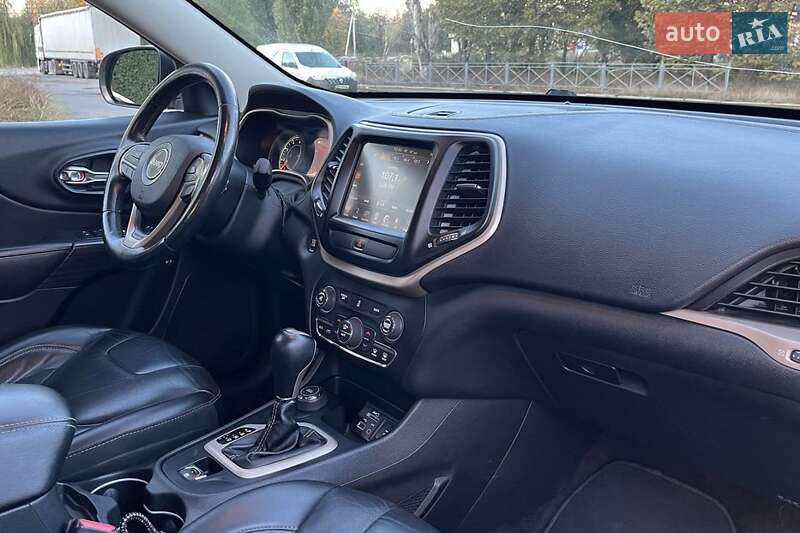 Внедорожник / Кроссовер Jeep Cherokee 2015 в Виннице