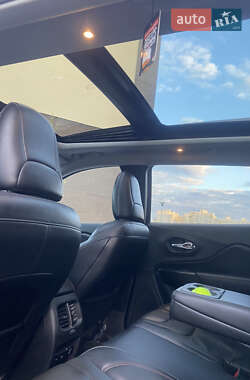 Внедорожник / Кроссовер Jeep Cherokee 2019 в 