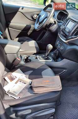 Внедорожник / Кроссовер Jeep Cherokee 2015 в 