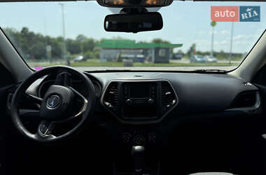 Внедорожник / Кроссовер Jeep Cherokee 2015 в 