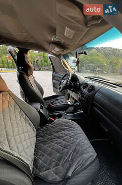 Внедорожник / Кроссовер Jeep Cherokee 2004 в 