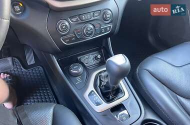 Внедорожник / Кроссовер Jeep Cherokee 2015 в 