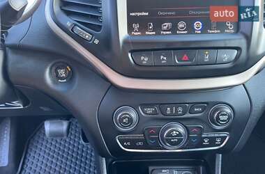 Внедорожник / Кроссовер Jeep Cherokee 2015 в 