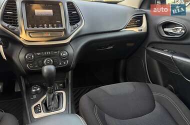 Внедорожник / Кроссовер Jeep Cherokee 2016 в 