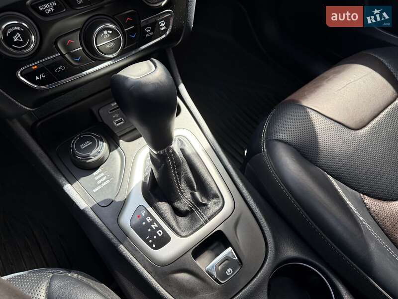Позашляховик / Кросовер Jeep Cherokee 2015 в Львові