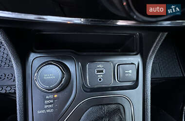 Позашляховик / Кросовер Jeep Cherokee 2019 в 
