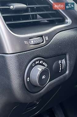 Позашляховик / Кросовер Jeep Cherokee 2019 в 