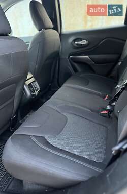 Позашляховик / Кросовер Jeep Cherokee 2019 в 