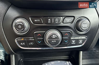 Внедорожник / Кроссовер Jeep Cherokee 2021 в 