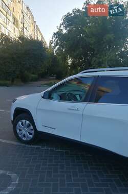 Позашляховик / Кросовер Jeep Cherokee 2015 в 