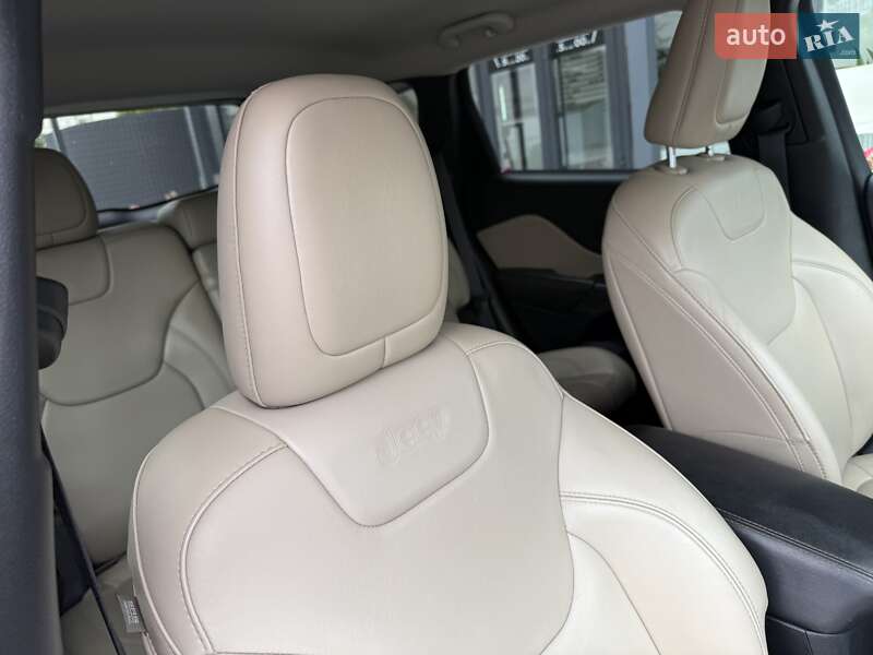 Внедорожник / Кроссовер Jeep Cherokee 2016 в Киеве