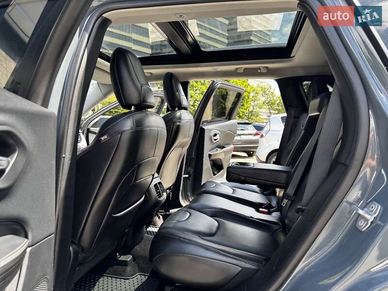 Внедорожник / Кроссовер Jeep Cherokee 2016 в Днепре