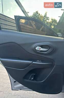Внедорожник / Кроссовер Jeep Cherokee 2015 в 