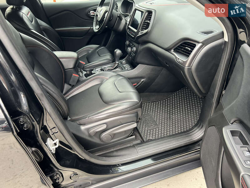Внедорожник / Кроссовер Jeep Cherokee 2019 в Киеве