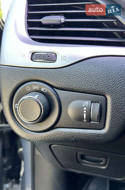 Позашляховик / Кросовер Jeep Cherokee 2013 в 