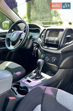 Позашляховик / Кросовер Jeep Cherokee 2013 в 