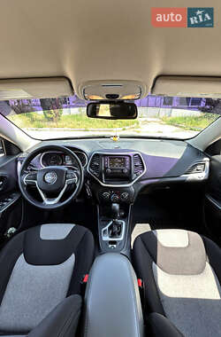 Позашляховик / Кросовер Jeep Cherokee 2013 в 
