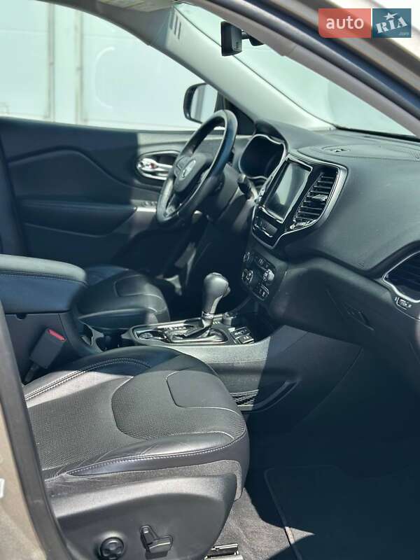 Внедорожник / Кроссовер Jeep Cherokee 2019 в Киеве
